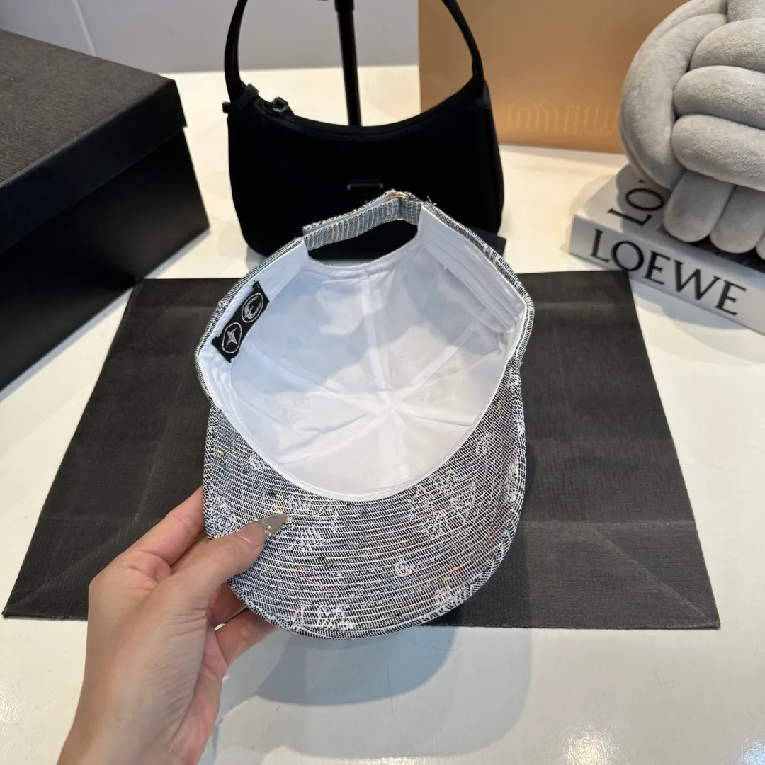 P56 Crow Heart 🆕🆕New baseball cap, personalized fashion classic cross logo, casual with a cool feeling, unisex style, same style for men and women! Very easy to match! Head circumference: 56-58cm is available
